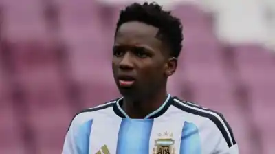 Debutó en la Sub 17 y tiene una historia increíble: el juvenil que llegó de Haití y ya ilusiona a Placente