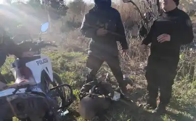 Huyó a los gritos, pero la policía lo encontró escondido entre los matorrales