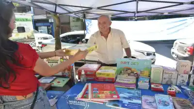 Familias tucumanas arman la mochila escolar en ferias y redes para ahorrar miles