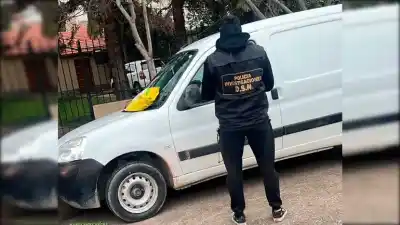 Bajó un segundo a dejar una encomienda y al volver ya no estaba su camioneta