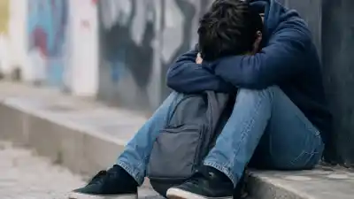 El drama de los jóvenes que sueñan con un futuro mejor pero chocan contra una realidad que se derrumba