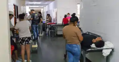 Entró a la casa de sus padres y lo atacó a puñaladas: la víctima está grave