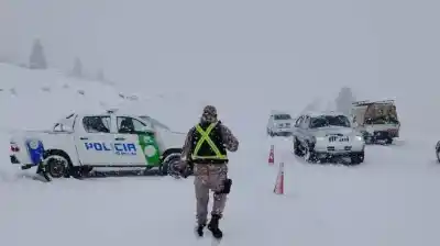 Nevadas en la Zona Andina: el impresionante operativo que desplegó la Policía para asistir a conductores varados