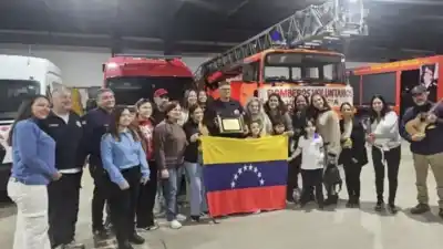 Un gesto que cruzó fronteras: venezolanos en Villa María homenajearon a los bomberos que ayudaron tras los terremotos