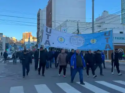 Sin colectivos en Comodoro: 75 familias en vilo por el traspaso a Sol Bus y la UTA marcha al municipio