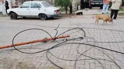 Un camión municipal derribó un poste y dejó a todo un barrio a oscuras: la denuncia que estalló en Palpalá
