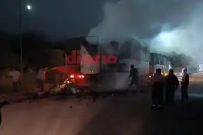 Dos camiones cargados con carbón se incendiaron en estaciones de servicio y los choferes evitaron lo peor