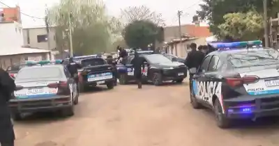 Se hicieron pasar por pasajeros, lo asaltaron y huyeron: detuvieron a un menor en Villa Gobernador Gálvez