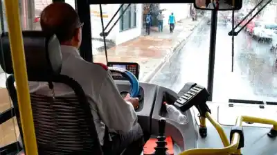 Un frenazo en la 168 terminó en una condena millonaria: lo que pasó adentro del colectivo