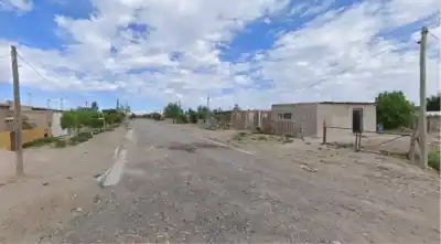 Viven a oscuras y con riesgo de incendio: el desesperado reclamo de cinco familias en Roca