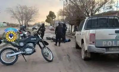 Circulaban con un carro en Trelew y lo que cayó al suelo los dejó esposados