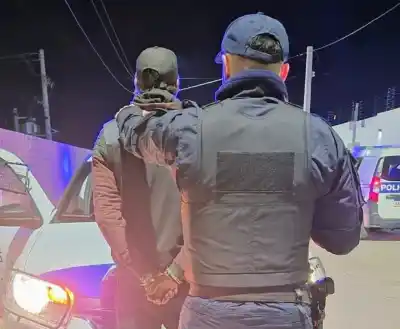 Caminaba por avenida Sarmiento y al ver a la Policía arrojó algo que no esperaban