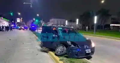 Choque en 44 y 31: conductor de 42 años lucha por su vida tras violento impacto