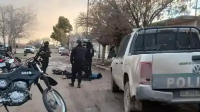 Circulaban con un carro y al ver a la policía intentaron huir: lo que cayó de entre sus prendas los delató