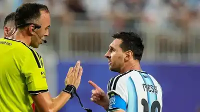 El árbitro que discutió con Messi rompió el silencio: qué dijo sobre la roja a Embolo