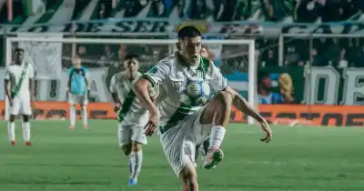 Dos goles de Perrotta y un penal sobre la hora: Banfield se llevó un triunfo agónico ante Sarmiento