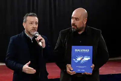 El libro que guarda 79 testimonios de Malvinas llegó a una escuela de San Luis