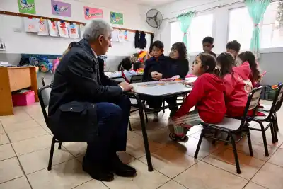 El gobernador Poggi firmó un contrato que promete revolucionar la educación rural en Donovan
