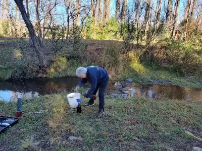 Toman muestras de agua en el dique La Estrechura y otros puntos de San Luis