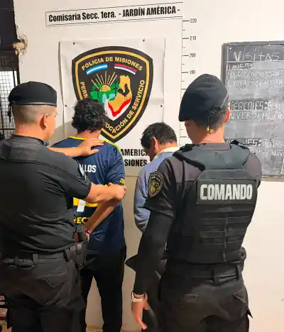 Iban borrachos y haciendo maniobras peligrosas en un camión: la policía encontró un revólver en la cabina