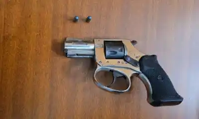 Un revólver calibre 22 apareció en un aula y la directora llamó al 911