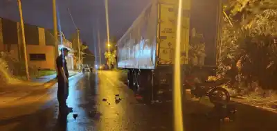 Impactó de frente contra un acoplado varado y terminó internado de urgencia