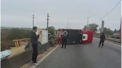 Esquivó un perro, perdió una rueda y volcó en la ruta 168: el increíble final que nadie esperaba