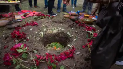 El ritual que revive cada 1 de agosto: ofrendas, coplas y caña con ruda en la Casa de la Cultura