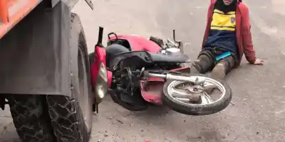 Chocó contra una camioneta en barrio Santa Rita y el impacto lo dejó con múltiples lesiones