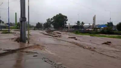 Un temporal histórico azota Tucumán: 80 mm de lluvia en dos horas y calles convertidas en ríos