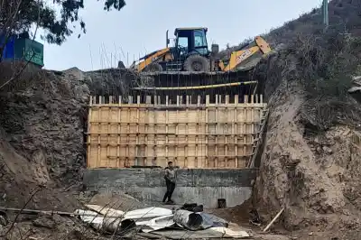 El socavón que amenazaba una ruta clave ya tiene solución: así avanza el muro de contención