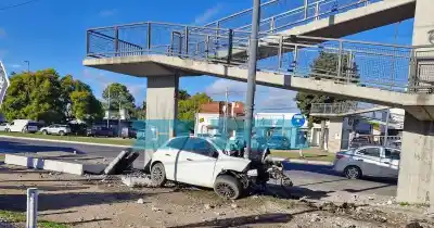 Villa Elisa: murió un joven de 18 años al estrellar su auto contra un poste en Camino Centenario