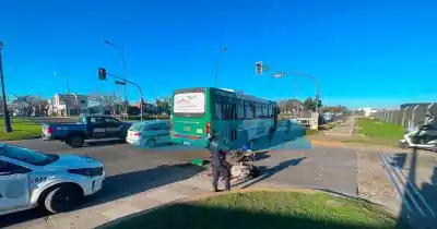 Chocó en moto contra un colectivo y terminó hospitalizado: es policía