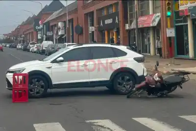 Avanzó en rojo y chocó contra un auto en avenida Almafuerte: lo que dijo la conductora