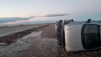 Escarcha en La Lobería: volcó un auto y el conductor salió ileso
