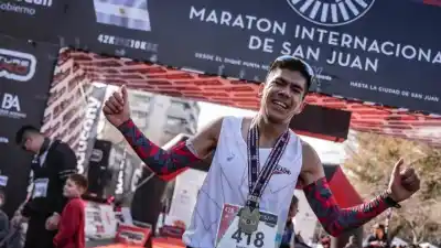 Debut soñado: corrió su primera maratón de 42K y se llevó la victoria