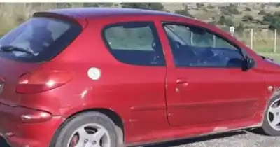 Le robaron el auto mientras dormía y ahora clama por ayuda en redes: "Me cortaron las piernas"