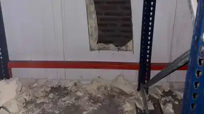 Quedó atrapado en un frigorífico al intentar robar y los bomberos tuvieron que cortar paredes para rescatarlo