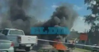 Caos en Camino Centenario: protesta en plena obra de la Autopista y filas interminables