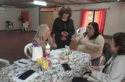 ¿Celular que asusta? El taller que les enseña a las abuelas a dominar la tecnología