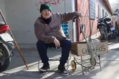 Le dispararon en un asalto, perdió la vista y hoy es el churrero más querido de Roca