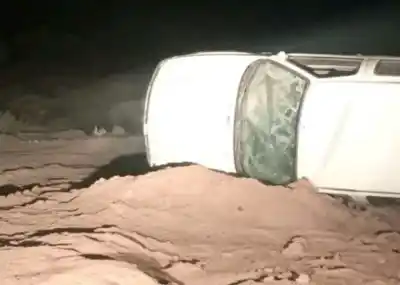 Abandonó su camioneta volcada en la ruta y siguió viaje en colectivo