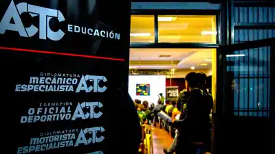 ¿Qué harían dos pilotos del TC en una escuela de San Juan? La respuesta te va a sorprender