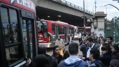 Tensa calma en el AMBA: el aumento que evitó el paro de colectivos y la amenaza que acecha en el interior
