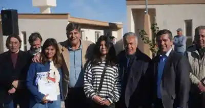 El gesto político que marcó la entrega de 30 viviendas en Junín
