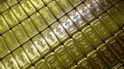 El oro se sostiene sobre los 4.000 dólares mientras el mundo espera la decisión de la Fed