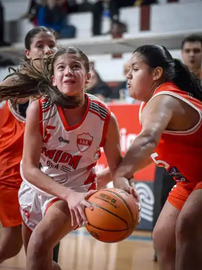 En La Catedral del Básquetbol, las Rojitas dieron el golpe y sueñan con la gloria nacional