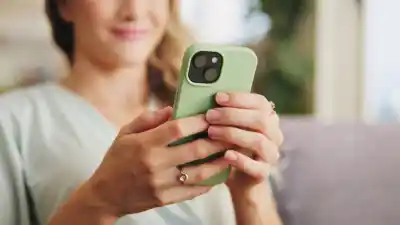 La despidió por usar el celular y ahora deberá pagarle una millonaria indemnización