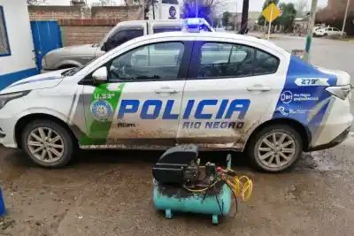 Caminaba por la calle con un compresor y no supo explicar de dónde lo sacó