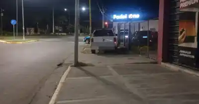 Rotonda del CAPE: el peligro oculto que denuncian los vecinos por autos en la vereda